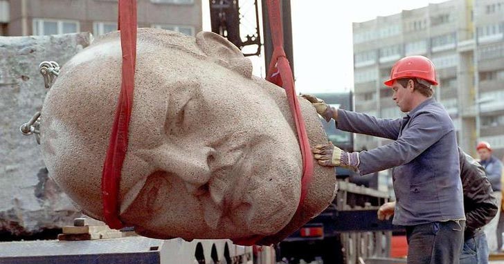 Kiássák és kiállítják a berlini Lenin-szobor fejet